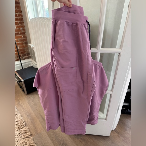 Fabletics Scrub Set - Picture 3 of 4